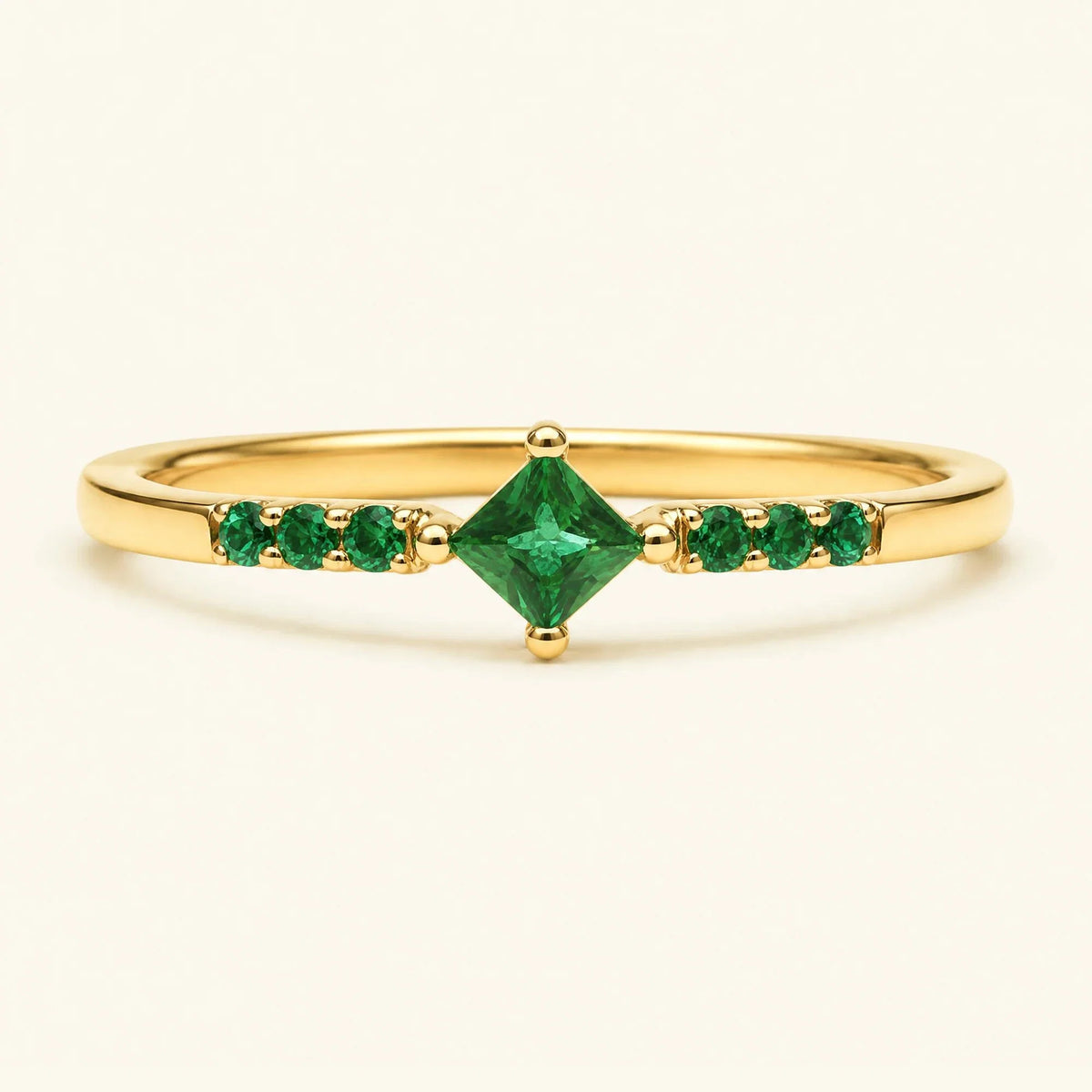 Bague Kali sertie d'émeraudes en or jaune 18 carats, création iconique Mayuri Paris