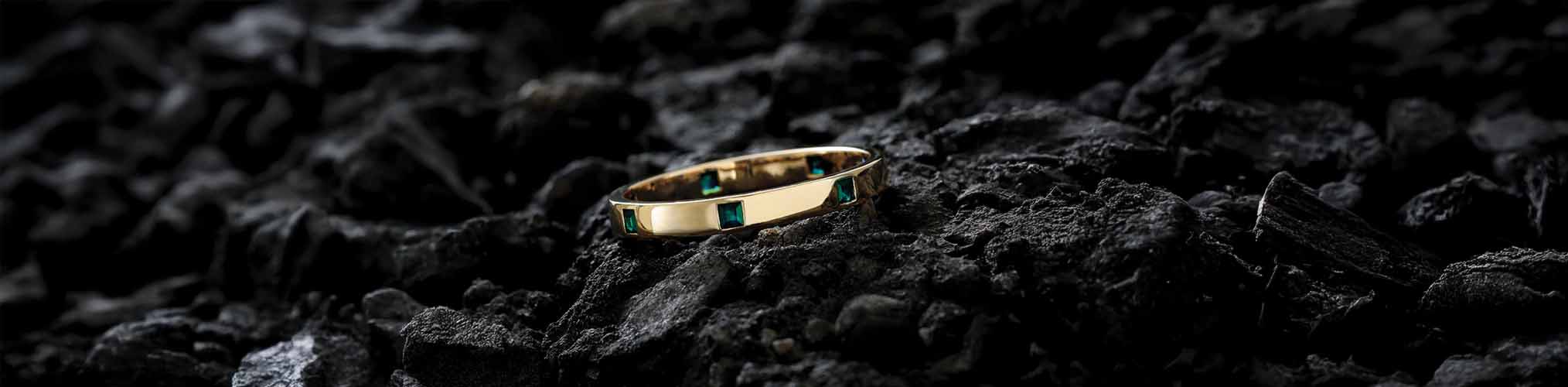 Bague homme en or jaune 18 carats sertie d'émeraudes, alliance masculine sur pierre volcanique noire