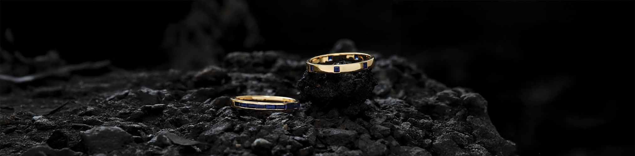 Bagues homme or jaune saphir bleu sur pierre noire, alliance fine et chevalière joaillerie masculine haut de gamme