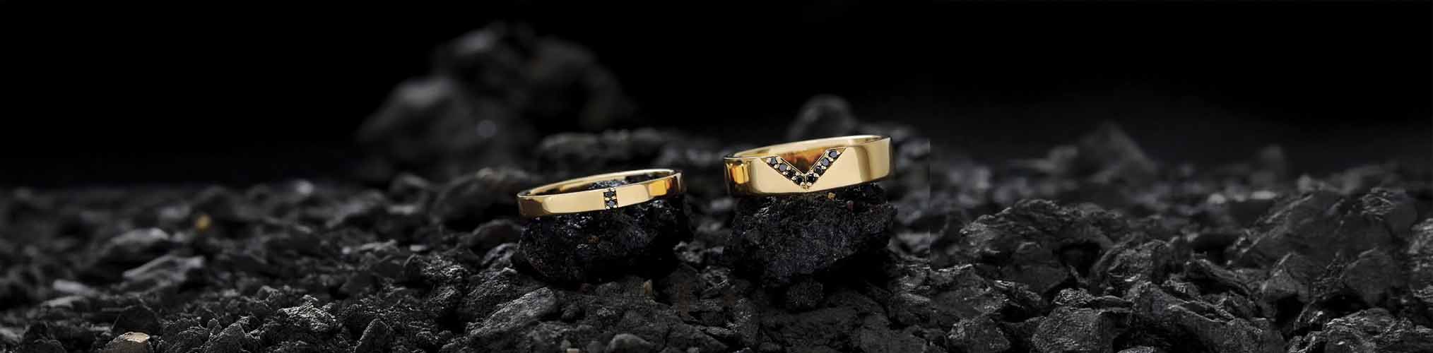 Alliances or jaune collection Mars avec diamants noirs, design géométrique moderne sur pierre volcanique noire
