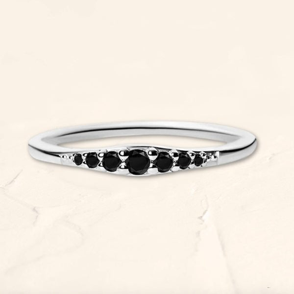 Anillo Sushma de oro blanco engastado con 7 diamantes negros