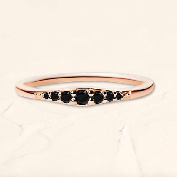 Anillo Sushma de oro rosa engastado con 7 diamantes negros