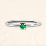 Anillo Saral de oro blanco engastado con una esmeralda