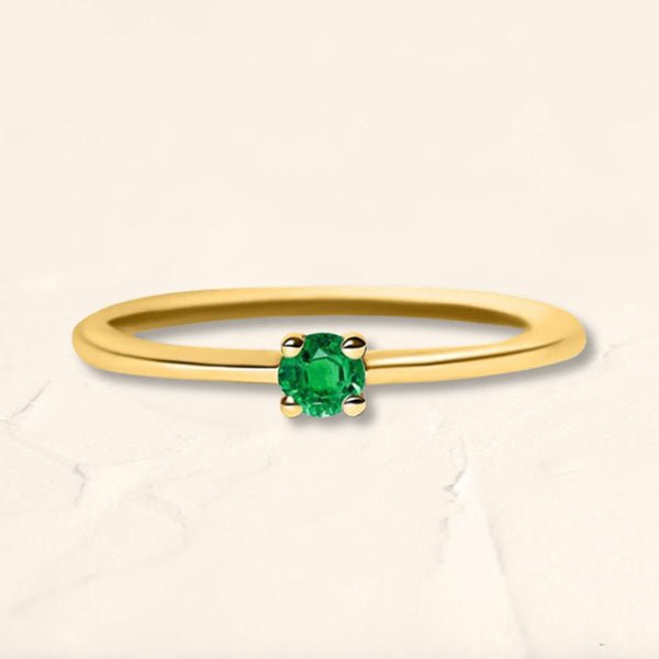 Anillo Saral de oro amarillo engastado con una esmeralda