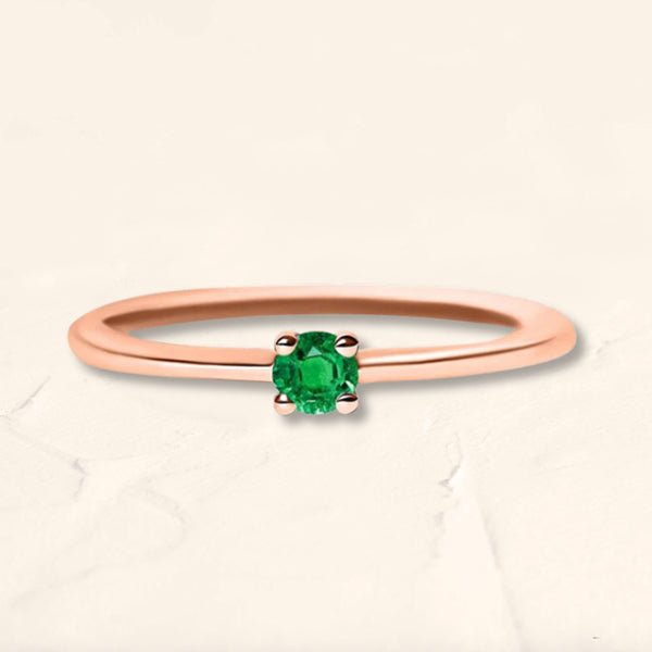 Anillo Saral de oro rosa engastado con una esmeralda