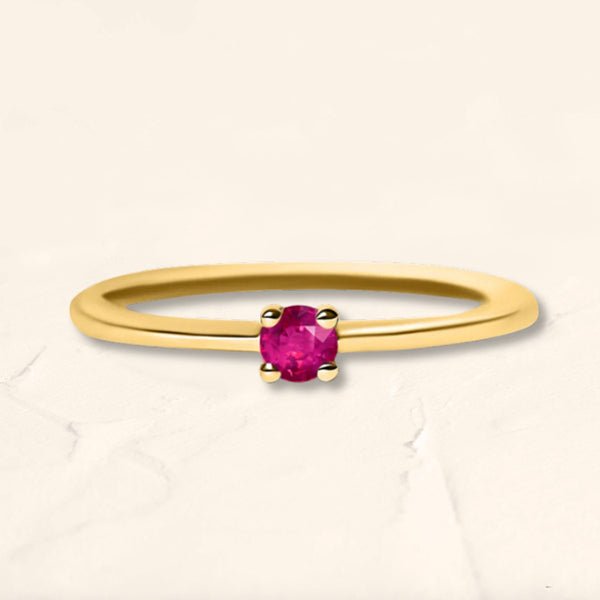 Anillo solitario de oro amarillo engastado con un rubí