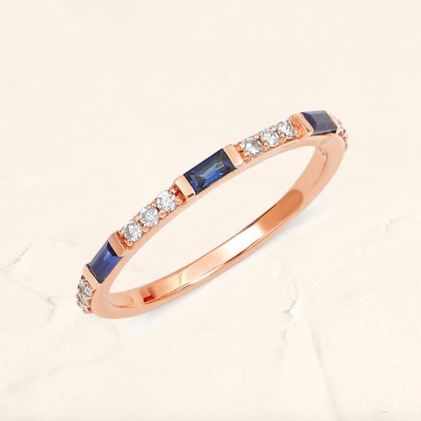 Anillo semi eterno baguette Zafiro y diamantes redondos en oro rosa de 18 ct