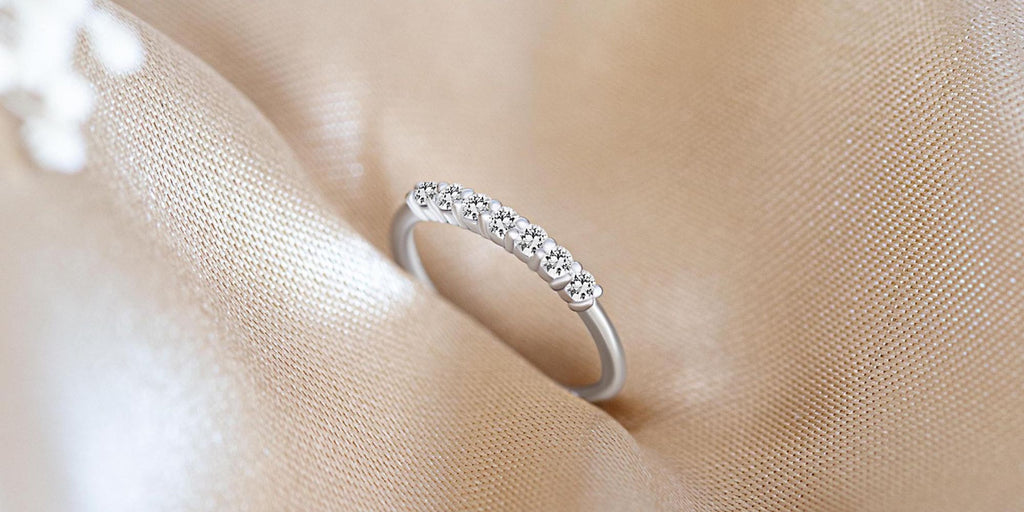 Bague Vadha en or blanc 18 carats sertie d'un diamant par Mayuri