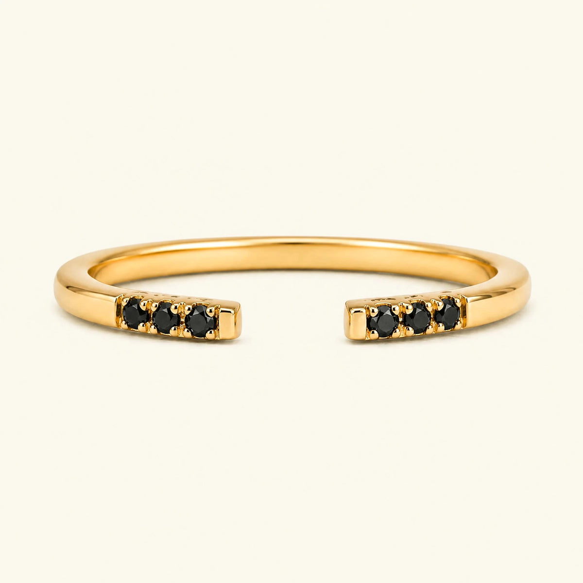 Bague ouverte fine pavée de diamants noirs en or jaune