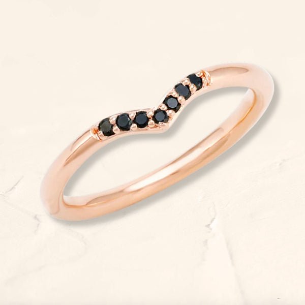 anillo en forma de v de diamante negro y oro rosa de 18 quilates