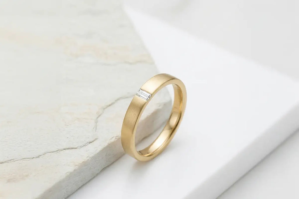 Bague en diamant Mayuri en or blanc 18 carats posée sur fond clair, illustrant le guide d'entretien