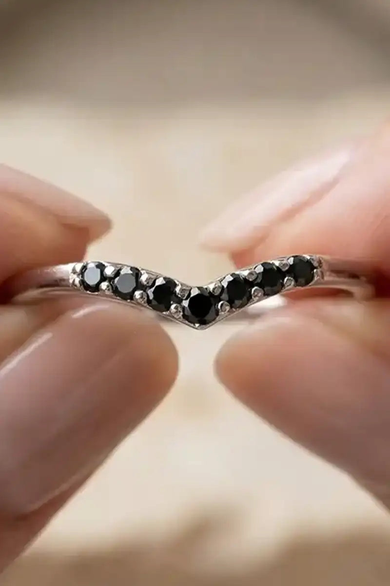 Bague de fiançailles solitaire en diamant noir sur or blanc 18 carats, main féminine, lumière naturelle