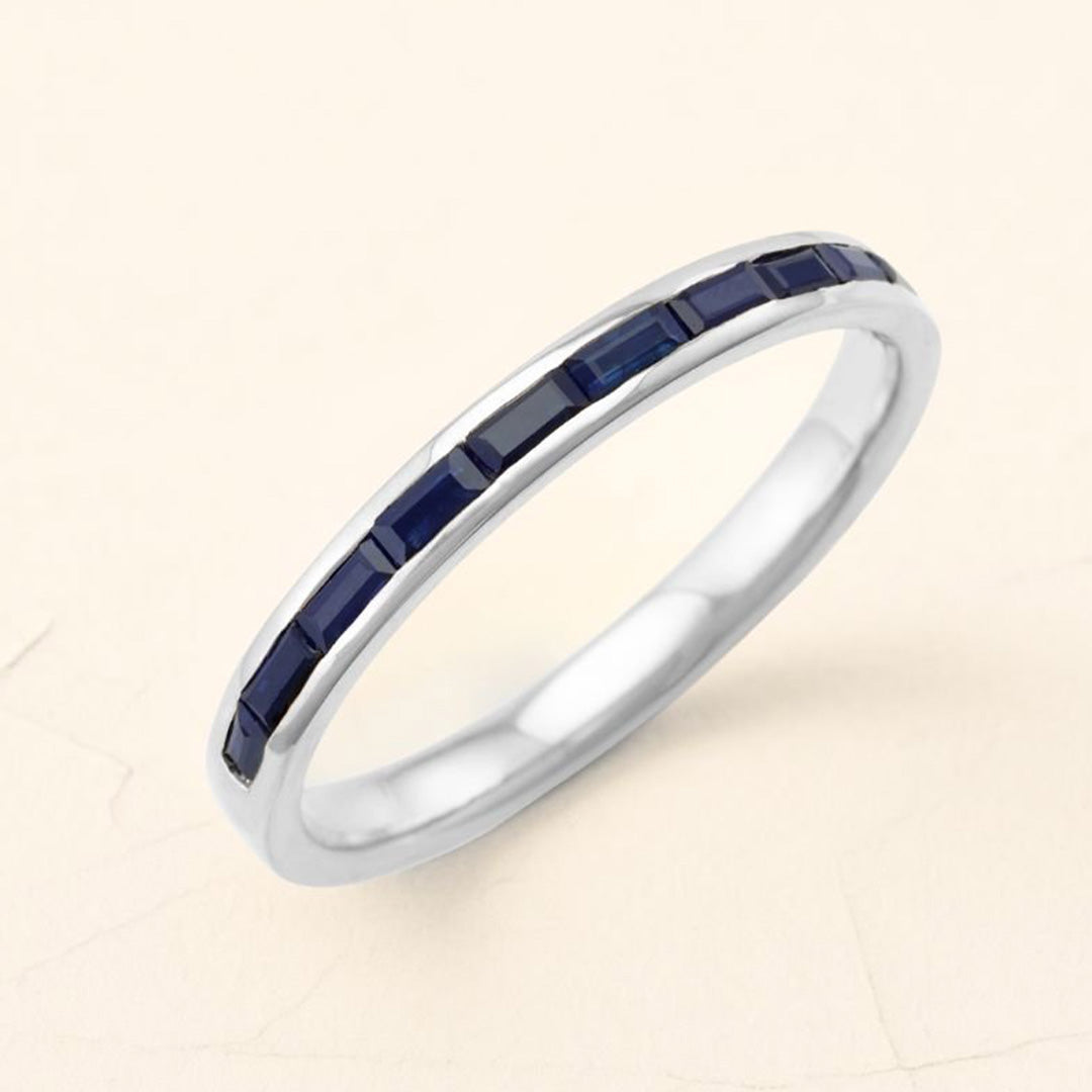 Bague Mangal en saphir semi éternité or blanc 18 carats