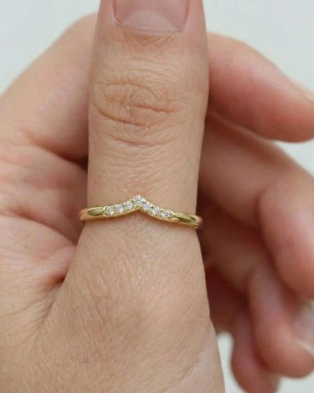 Comparaison des montures bague de fiançailles : griffes, halo, pavé, trilogy, bezel