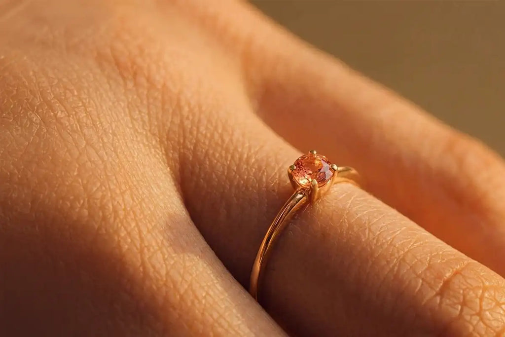 Bijou Mayuri en saphir orange naturel, teintes chaleureuses évoquant la couleur padparadscha