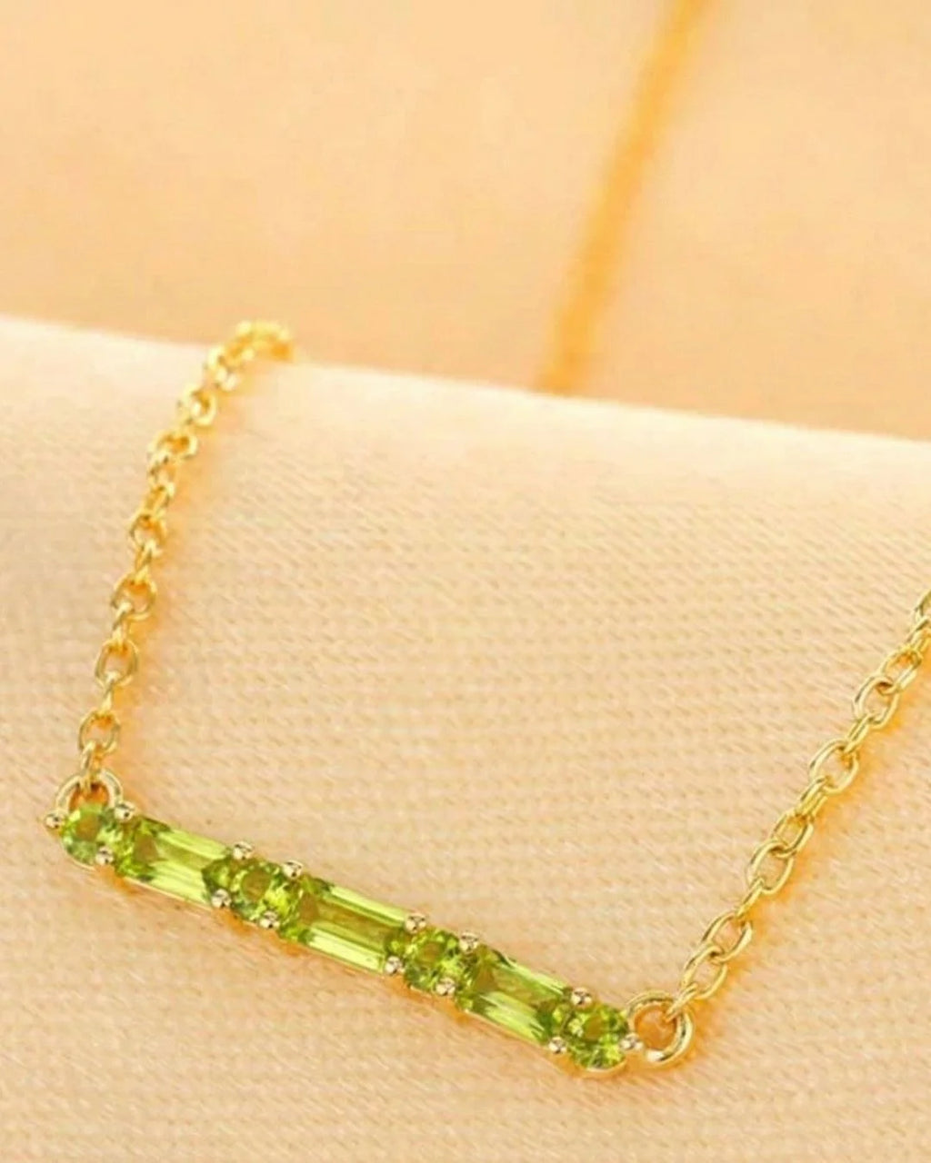 Bijou en péridot serti en or 18 carats par Mayuri, création sur mesure pierre de naissance août