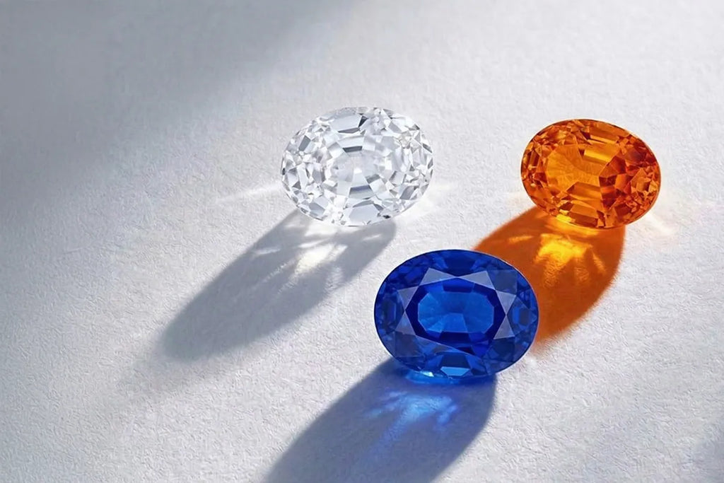 Saphirs loose de différentes couleurs : orange, bleu, blanc, diversité d'un seul mineral corindon