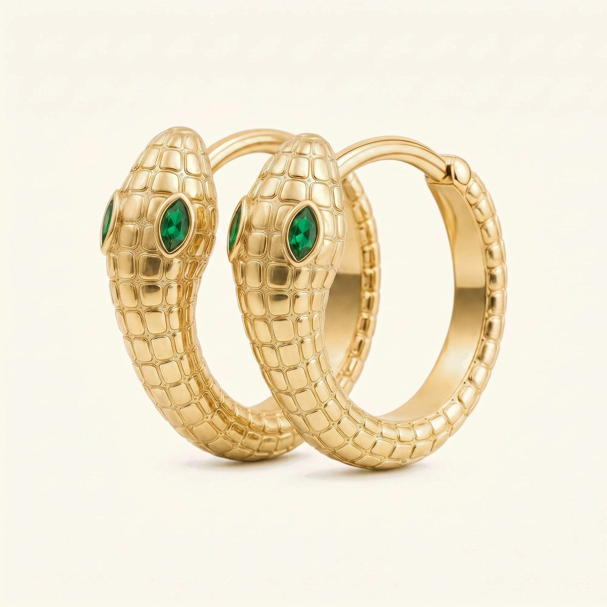 Créoles serpent Méhen en or jaune 18 carats, corps écaillé enroulé en anneau et yeux en émeraude marquise