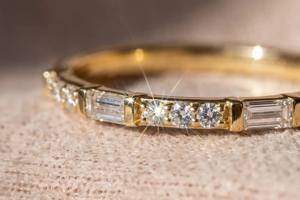 Diamant taille brillant illustrant les 4C : éclat, couleur, pureté et poids