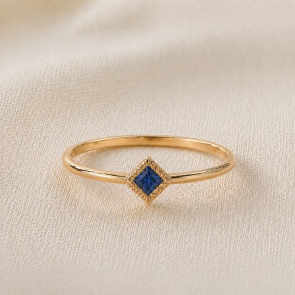 Bague Indrani saphir en or jaune 18 carats