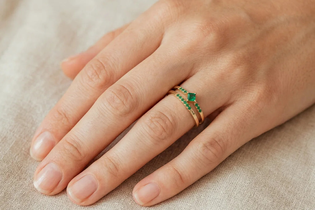Bague solitaire émeraude Mayuri en or 18 carats portée sur la main