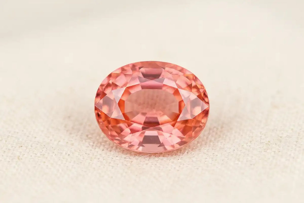 Saphir padparadscha naturel de Sri Lanka, couleur rose-orangé typique de la fleur de lotus