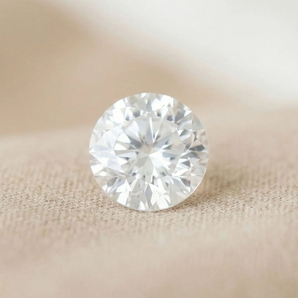 Saphir blanc leucosaphir serti sur bijou Mayuri