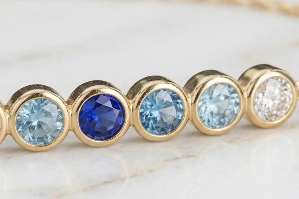 Bracelet Noor Saphir Horizon, dégradé bleu royal vers blanc pur, serti clos or 18 carats