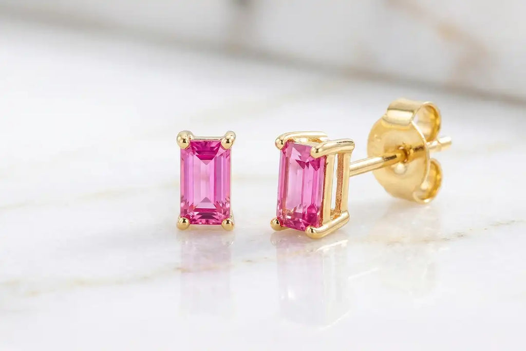 Boucles d'oreilles en saphir rose taille baguette et or jaune 18 carats Mayuri, sur-mesure joaillerie fine