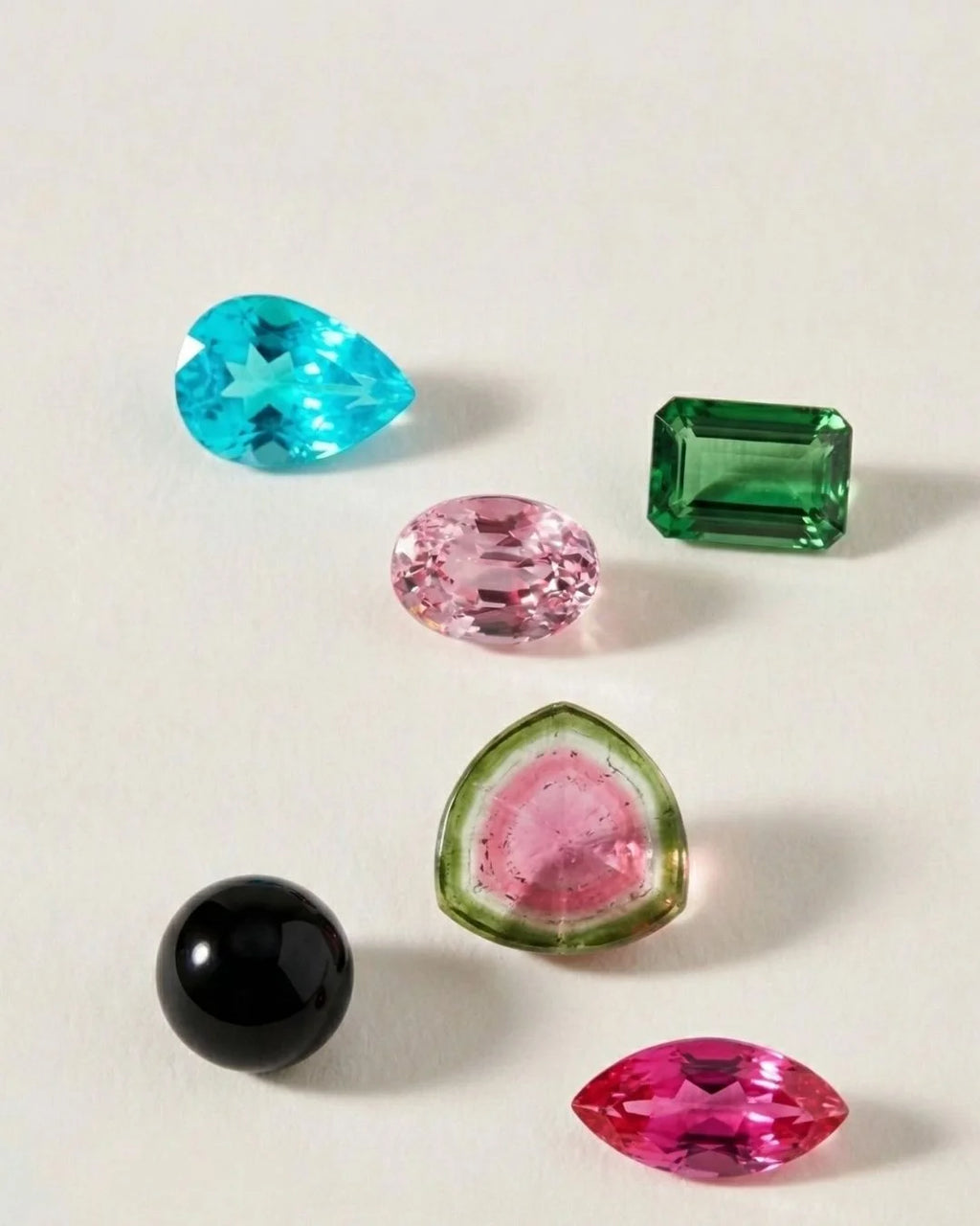 Arc-en-ciel de tourmalines naturelles : rose, verte, bleue Paraiba, melon d'eau et noire