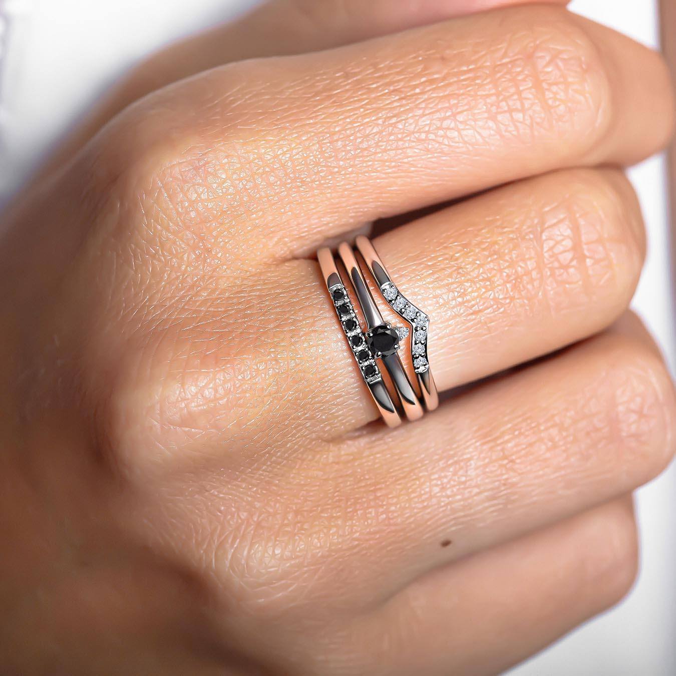 Anillos de diamantes blancos y negros
