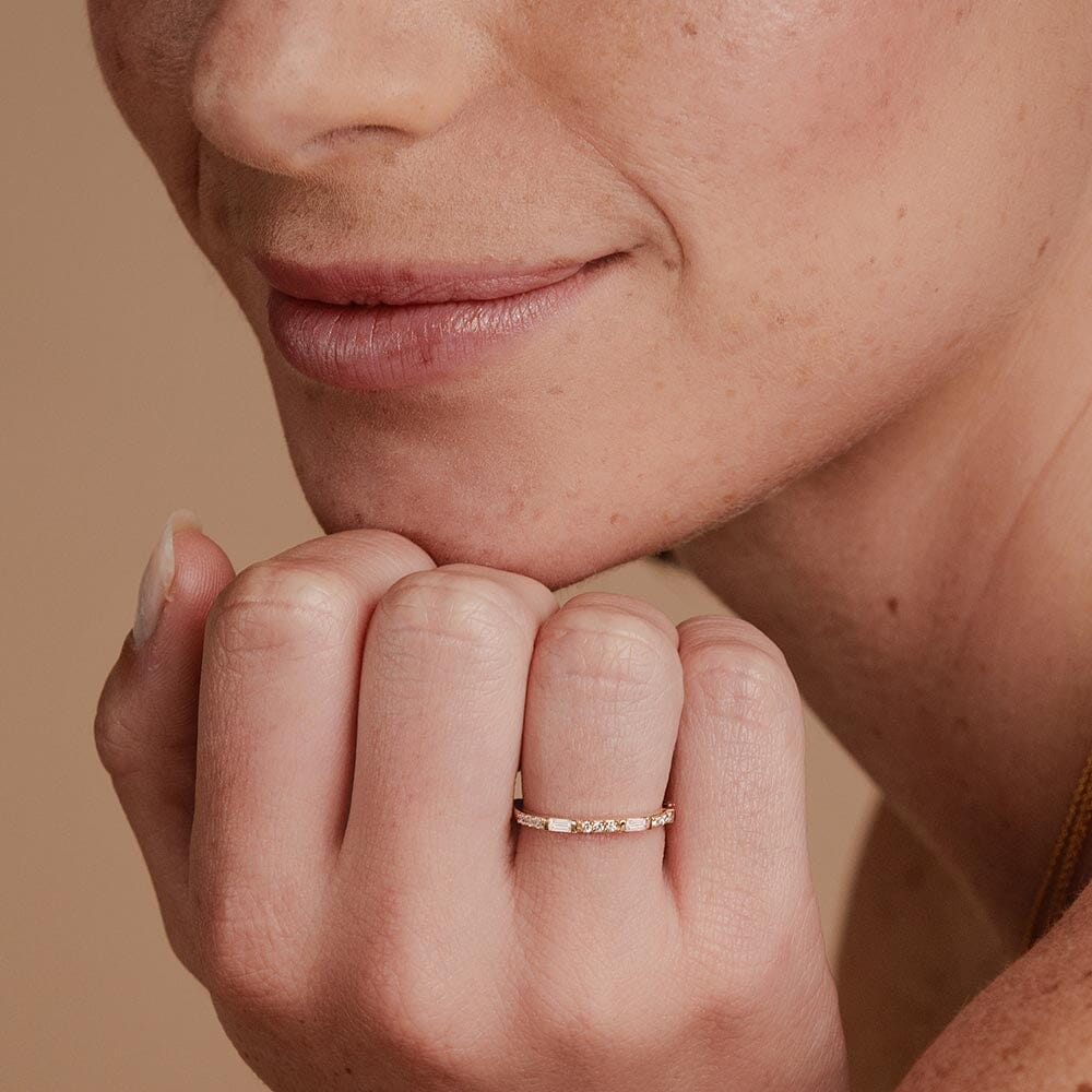 Semi eternity wedding band with round diamond in yellow gold