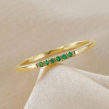 Anillo Nisha con pavé de esmeraldas