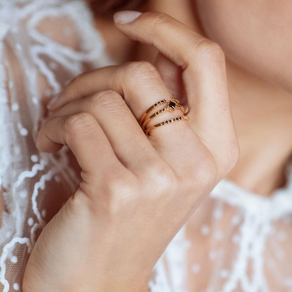 superposición de finos anillos de diamantes negros