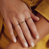 finos anillos de diamantes negros en oro amarillo