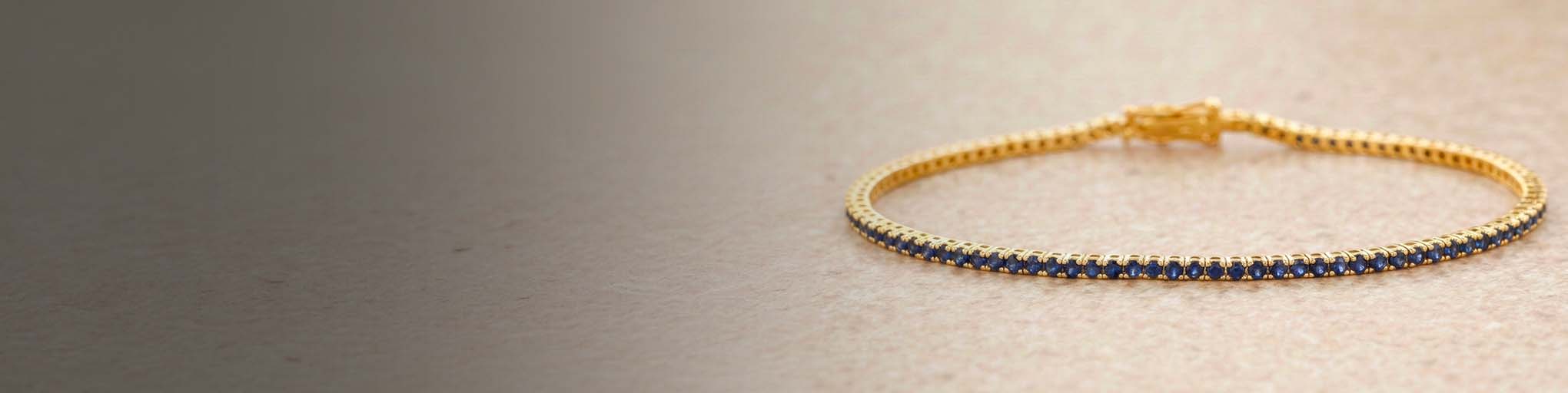Bracelet tennis saphirs bleus serti griffes or jaune 18 carats joaillerie fine luxe