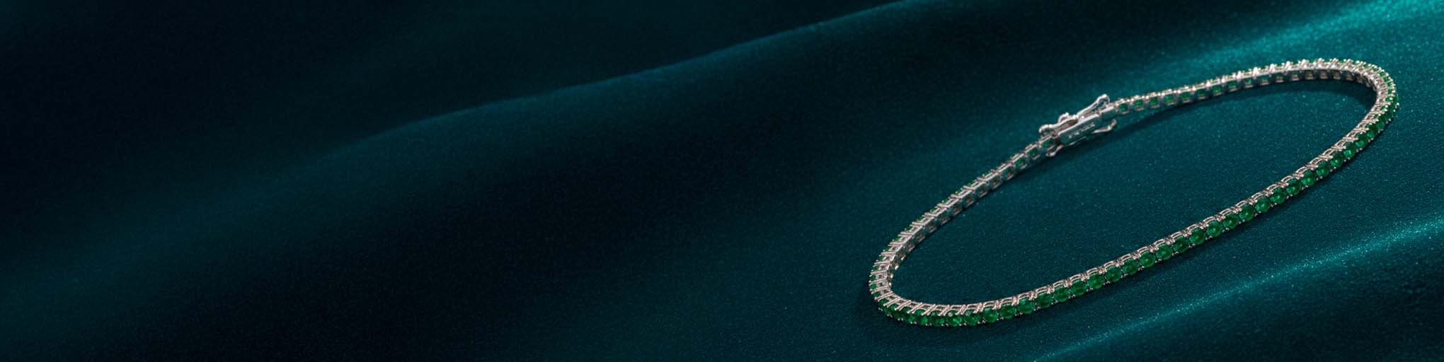 Bracelet tennis émeraude et diamants en or blanc 18 carats, joaillerie de luxe sertie de pierres précieuses vertes