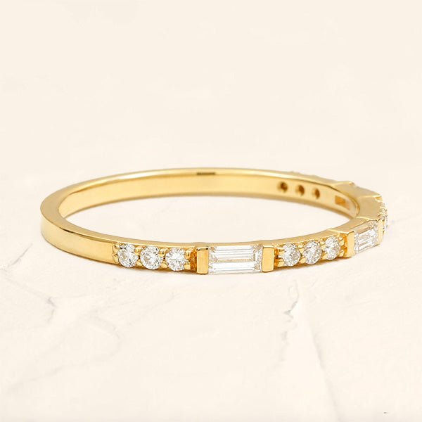 Bague semi eternitée baguette et diamant rond en or jaune 18cts