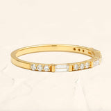 Anillo semieterno de oro amarillo de 18 ct con diamantes redondos y baguette