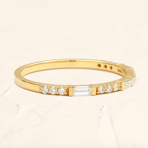 Bague semi eternitée baguette et diamant rond en or jaune 18cts