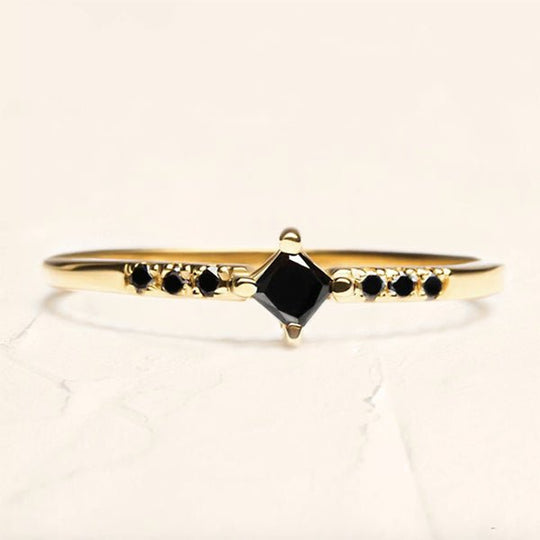 anillo de compromiso diamante negro talla princesa de oro