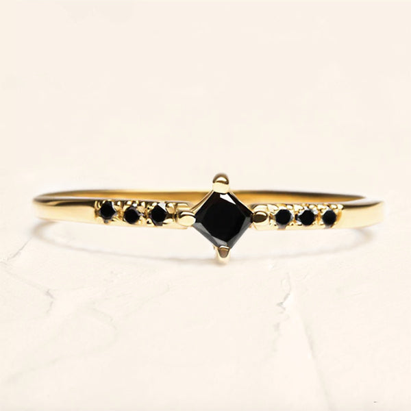 anillo de compromiso diamante negro talla princesa de oro