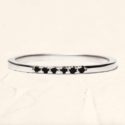 fine bague alliance en or blanc et diamant noirs