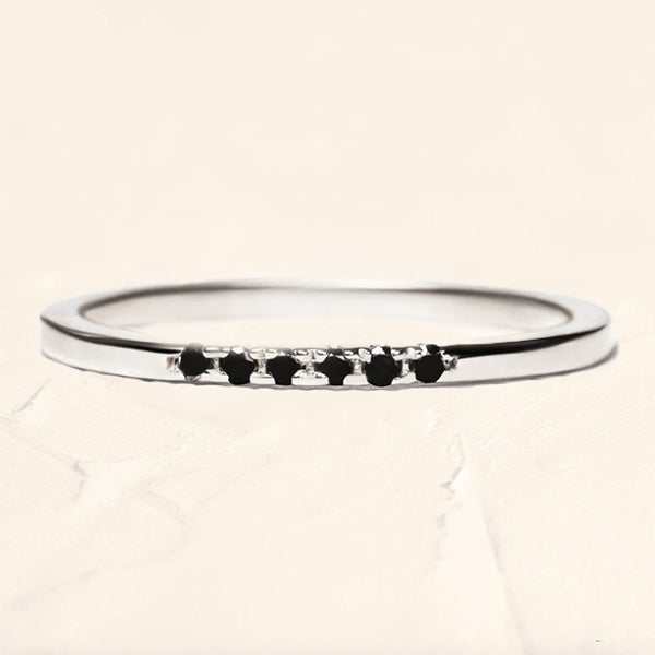 fine bague alliance en or blanc et diamant noirs