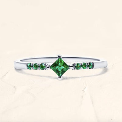 Bague Kali en argent, emeraude taille princesse et pavage emeraude