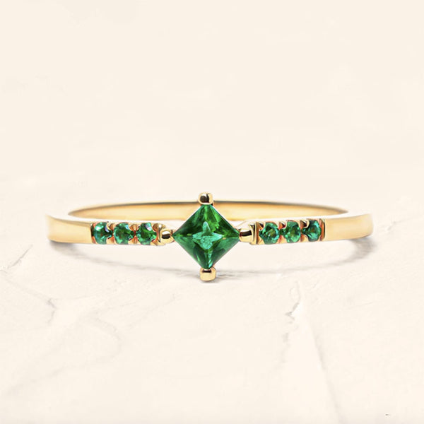 Anillo Kali de oro vermeil, con esmeralda talla princesa y pavimento de esmeralda 