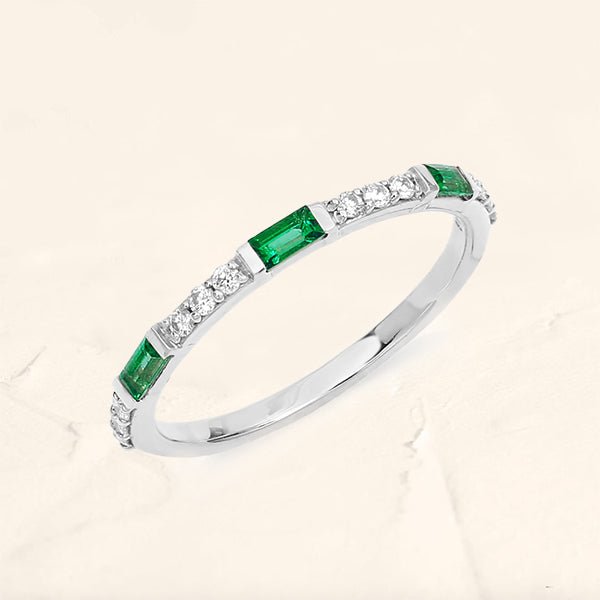 Anillo semieterno de esmeralda baguette y diamante redondo en oro blanco de 18 ct