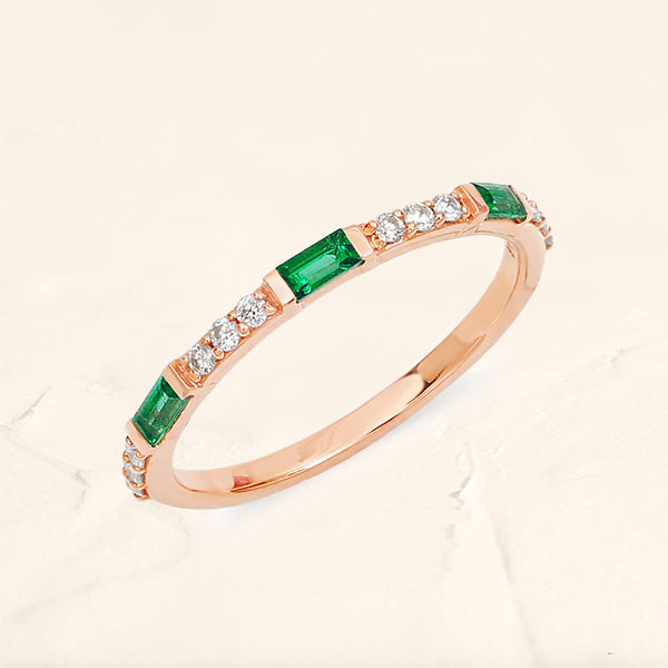 Semi eternity ring baguette emerald and round diamonds in rose gold 18cts