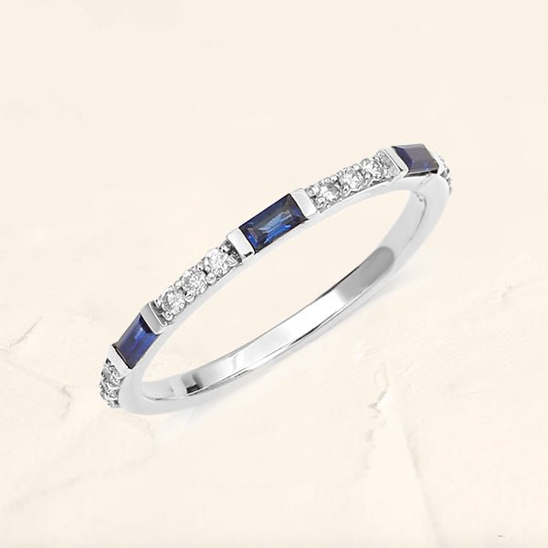 Bague semi eternitée baguette saphir et diamants ronds en or blanc 18cts