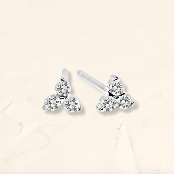 Boucles d'oreilles  or blanc fleurie avec diamant